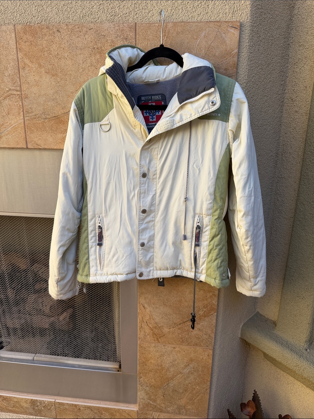 BETTY RIDES Snowboard/Ski Jacket - Picture 2 of 6